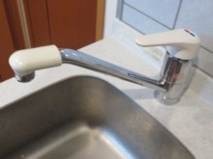 ポタポタ水が漏れるキッチン水栓