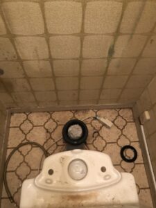 トイレを床から外すと配管内に尿取りパットが